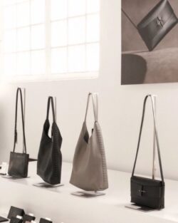 Zeitlose Formen. Klare Linien. Innovative Details.
Jedes Stück entsteht in sorgfältiger Handarbeit und erzählt seine eigene Geschichte – minimalistisch, einzigartig und langlebig.
 
Die Aufnahmen stammen aus meiner Ausstellung bei @0211studio aus dem Jahr 2023.
.
.
.
#SHAROKINA #düsseldorf #ledertas...