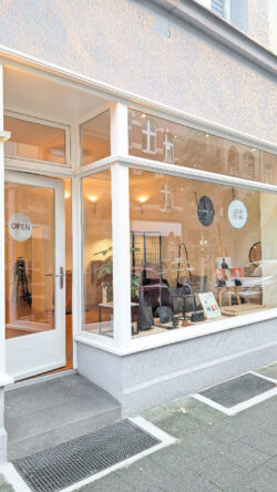 Wir haben nachgelegt: Unsere Logo- und Öffnungszeitenschilder schmücken nun unser Schaufenster in der Franklinstraße 53 in Düsseldorf  Wir haben uns statt klassischer Schaufensterbeschriftung für einen etwas anderen Look entschieden - wie findet ihr's?
.
.
.
#SHAROKINA #düsseldorf #ledertaschen #han...