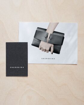 Unboxing-Moment! Heute sind meine neuen Visiten- und Dankeskarten angekommen und das ist jedes Mal fast genauso spannend wie wenn neues Leder ankommt! Vor allem mit den Visitenkarten bin ich mega zufrieden – gedruckt auf 100 % Altpapier - nachhaltig & edel zugleich.  
.
.
.
#SHAROKINA #düsseldorf #l...