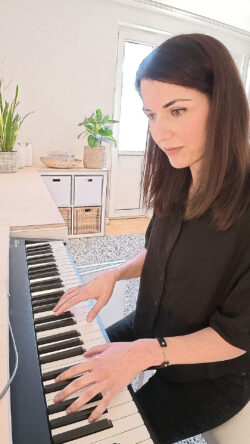 JANE MARYAM
Ich habe lange überlegt, ob ich mal ein Klavier-Video mit euch teilen soll.
Vor dem Hintergrund der aktuellen Situation im Iran, mit der ich mich sehr intensiv beschäftige, gibt es für mich gerade keinen passenderen Zeitpunkt dafür als jetzt.

Jane Maryam ist ein persisches Lied aus dem ...