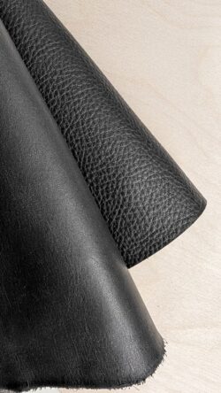 Naturbelassenes Leder zeichnet sich durch eine feine, unregelmäßige Struktur aus – lebendig, individuell, immer wieder anders. Eine sehr gleichmäßige Narbung über eine große Fläche ist dagegen meist ein Hinweis auf eine künstliche Prägung. Sie kaschiert kleine Unregelmäßigkeiten und lässt Gebrauchss...