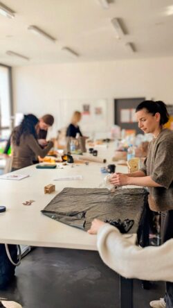 Diese Woche durfte ich an der AMD Wiesbaden, Akademie Mode & Design, einen Vortrag über mein Label, das Material Leder, verschiedene Verarbeitungstechniken und den aktuellen Stand veganer Alternativen halten.

Im anschließenden Nachhaltigkeits-Workshop haben die Studierenden mit Kombuchaleder gearbe...