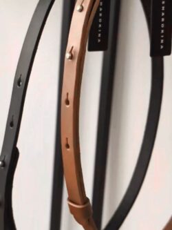 NEU: CIRCA PURE
Der Taillengürtel Circa Pure besteht aus glattem, pflanzlich gegerbtem Leder aus Italien. Statt mit einer klassischen Schnalle wird der Gürtel durch zwei Kugelkopfnieten geschlossen – funktional und zugleich gestalterisches Statement. Durch seine minimalistische Formsprache lässt sic...