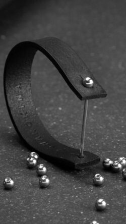 Die kleinsten Details erfordern die größte Sorgfalt. Auch in den Verschlüssen für dass INTRA-Armband steckt viel Präzisionsarbeit. Du kannst sie entweder direkt zusammen mit dem Lederband wählen oder einzeln nachbestellen und INTRA somit immer wieder neu kombinieren 
Mehr Bilder: #Intra_SHAROKINA
.
...