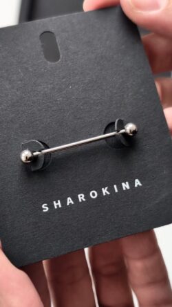 Liebe zum Detail – auch bei der Verpackung. Für die Armbandverschlüsse habe ich eine minimalistische Steckidee entwickelt – reduziert, funktional und genau auf das Produkt abgestimmt. 
.
.
.
#SHAROKINA #düsseldorf #minimaldesign #packaging #handwerk...