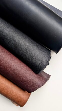 Endlich! Das pflanzlich gegerbte Leder aus Italien ist angekommen! In den Varianten Cognac, Mahagoni, Schwarz genarbt und Schwarz glatt. Ich kann es kaum erwarten, euch pünktlich zur @manufaktour_duesseldorf die Handytasche MINA in den neuen Farben zu zeigen 
Welche Farbe ist euer Favorit?
.
.
.
#SH...