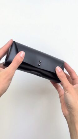 Obwohl das Brillenetui NURA ganz ohne Nähte auskommt, sind viele Arbeitsschritte nötig, damit aus einem Stück Leder ein hochwertiges, langlebiges Accessoire wird.

Minimalistisch im Design. Aufwendig in der Herstellung. 
.
.
.
#SHAROKINA #düsseldorf #makingof #brillenetui #lederhandwerk...
