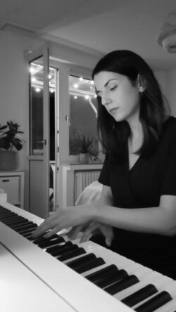 Als ich mir vorletztes Jahr mein E-Piano gekauft habe, wusste ich nicht, ob ich ihm im Alltag wirklich genug Zeit schenken würde. Inzwischen ist es zu einem festen Ritual geworden. Fast jeden Tag sitze ich daran. Manchmal lerne ich etwas Neues, manchmal spiele ich einfach Melodien, die ich liebe. Un...