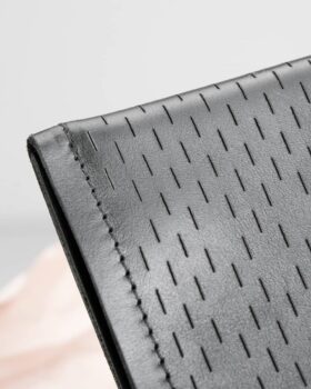ATTENTION TO DETAIL
Wusstet ihr eigentlich, dass ich fast alle Oberflächen meiner Lederwaren selbst modifiziere? 

Da Leder ein Naturprodukt ist, ist ohnehin jedes Stück ein Unikat. Um dem Ganzen noch ein i-Tüpfelchen aufzusetzen, bekommen einige Produkte - wie zum Beispiel das auf dem Bild gezeigte...
