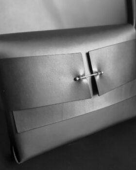 Nachhaltige Ledertasche von SHAROKINA aus pflanzlich gegerbtem Leder.