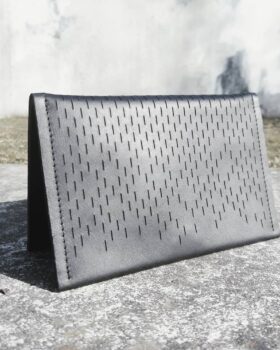 CONDA SLICE
Eines unserer beliebtesten Portemonnaies: Conda Slice mit zahlreichen feinen Lasercuts. Im Innern verbergen sich ein Münzfach (verschlossen durch unseren ganz speziellen zweifarbigen Metallreißverschluss in Silber & Schwarz), zwei Kartenfächer für bis zu acht Karten und zwei Eingriffsfäc...