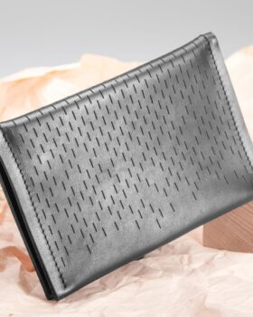 CONDA SLICE
Wem Conda Mesh 'ne Nummer zu groß ist, für den ist vielleicht Conda Slice (oder Conda Polygon oder Conda Snake) genau das Richtige. Mit seinen kompakten Maßen von 15x9 cm passt doch überraschend viel in den kleinen Begleiter aus ökologisch gerecht gegerbtem Leder: Bis zu 8 Karten lassen ...