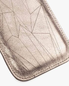 DETAILSWusstet ihr eigentlich, dass ich für die Cava Polygon Handyhüllen jede einzelne Hülle mit einer Lasergravur versehe? Nachdem ich die Schnittteile zugeschnitten habe, wird jede einzeln in eine Schablone gelegt und gelasert und dann erst genäht. Dabei muss ich jedes Mal aufs Neue zuerst ein p...