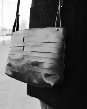 FINA MESH
The big sister of the Red Dot awarded wallet Conda Mesh is called Fina Mesh. It is also made of Italian leather and is also characterized by the interlocking leather strips. With its adjustable or detachable handle, Fina Mesh can be worn as a shoulder bag for the day or as a clutch for the...