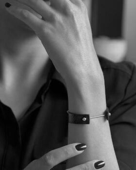 INTRA
Ein Band aus weichem, pflanzlich gegerbtem Leder aus Belgien, verschlossen durch einen Edelstahl-Stab. Das Armband INTRA ist aus meiner Kollektion - und von meinem eigenen Handgelenk - nicht mehr wegzudenken 
Erhältlich in mehreren Farbkombis (Link in Bio).

_____
Intra: #IntraLeatherBracelet,...