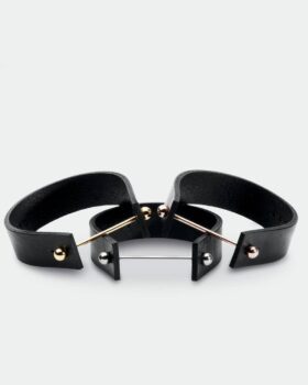 INTRA
The bracelet Intra Pure is one of my classics. The vegetable-tanned leather from Belgium nestles so pleasantly around the wrist that you do not feel it at all, and the stainless steel rod makes it a unique eye-catcher. Available in different sizes & color combinations.
—
Das Armband Intra Pure...