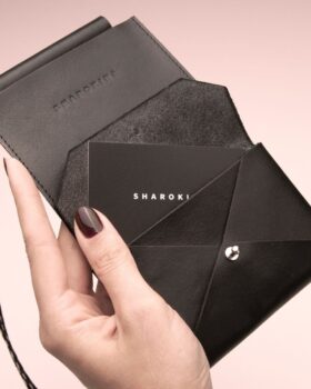 MINA Die Handytasche MINA gehört immer noch zu euren (und meinen) absoluten Lieblingen! In ihr finden nicht nur Smartphones bis ca. 6,5 Zoll (oder alternativ auch Sonnenbrillen) Platz, sondern durch das praktische Miniportemonnaie auf der Vorderseite auch noch Kleingeld, Scheine, Visitenkarten, Ausw...