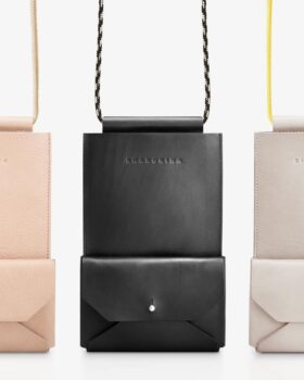 MINA
Endlich online: Die Handytasche Mina in fünf Lederfarben und mit drei Kordelfarben zur Auswahl (Link in Bio)! 
Welche Farbe ist euer Favorit? 

Mina ist die perfekte Begleiterin, wenn es mal etwas minimalistischer zugehen soll. Sie besteht aus rein pflanzlich bzw. ökologisch gerecht gegerbtem R...