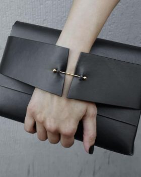 Nachhaltige Taschen von SHAROKINA aus pflanzlich gegerbtem Leder.