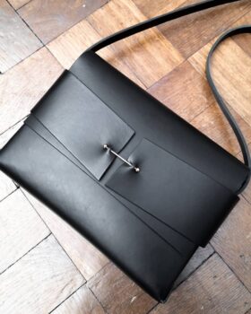 Nachhaltige Taschen von SHAROKINA aus pflanzlich gegerbtem Leder.