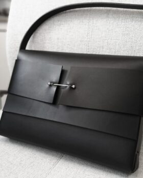 Nachhaltige Ledertasche von SHAROKINA aus pflanzlich gegerbtem Leder.