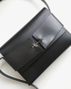 Nachhaltige Taschen von SHAROKINA aus pflanzlich gegerbtem Leder.
