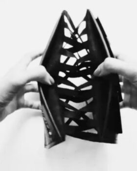 SEPARATION & CONNECTION
Our bestseller wallet CONDA MESH revolves around the question: How can cuts serve as connection rather than as separation?
——
Bei dem Bestseller-Portemonnaie CONDA MESH dreht sich alles um die Frage: Wie können Schnitte nicht nur als Trennungs-, sondern auch als Verbindungste...