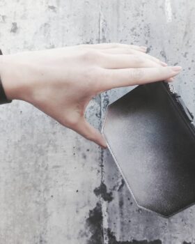 SETA FADE
Dieses kleine Etui hat mir schon so manche Sucherei in meiner Tasche erspart, indem es sämtlichen Kleinkram wie Haargummis, Münzen, kleine Kopfhörer usw. immer griffbereit zusammenhält!
——
More pics: #intrapureblackrosegold, #setafadeblacksilversmall
More bracelets & cases: #intrabracelet,...