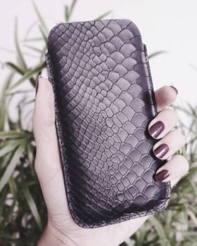SNAKE PEEK
This phone case made of cowhide with embossed snakeskin look was a custom-made piece - but now I am thinking about adding it as limited edition to my collection. What do you think?
——
Diese Handyhülle mit geprägtem Rindsleder im Snakelook war eigentlich eine Sonderanfertigung - jetzt über...