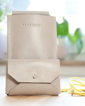 SPRING IS COMING
Wenn's mal ganz unkompliziert sein soll: Einfach nur Handy, ein bisschen Kleingeld und vielleicht die ein oder andere Karte sind für die meisten Ausflüge ja oft schon mehr als genug! 

Die Handytasche Mina Pure sorgt dafür, dass alles sicher, kompakt und direkt griffbereit ist. Sie ...