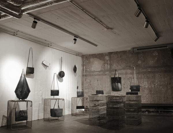 Taschen und Accessoires von SHAROKINA in einem Showroom im Bilker Bunker in Düsseldorf