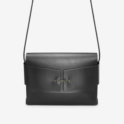 Black leather bag NUA PURE made of vegetable tanned leather by SHAROKINA, variation of the bag UNA PURE, which was awarded with the Staatspreis Manufactum.