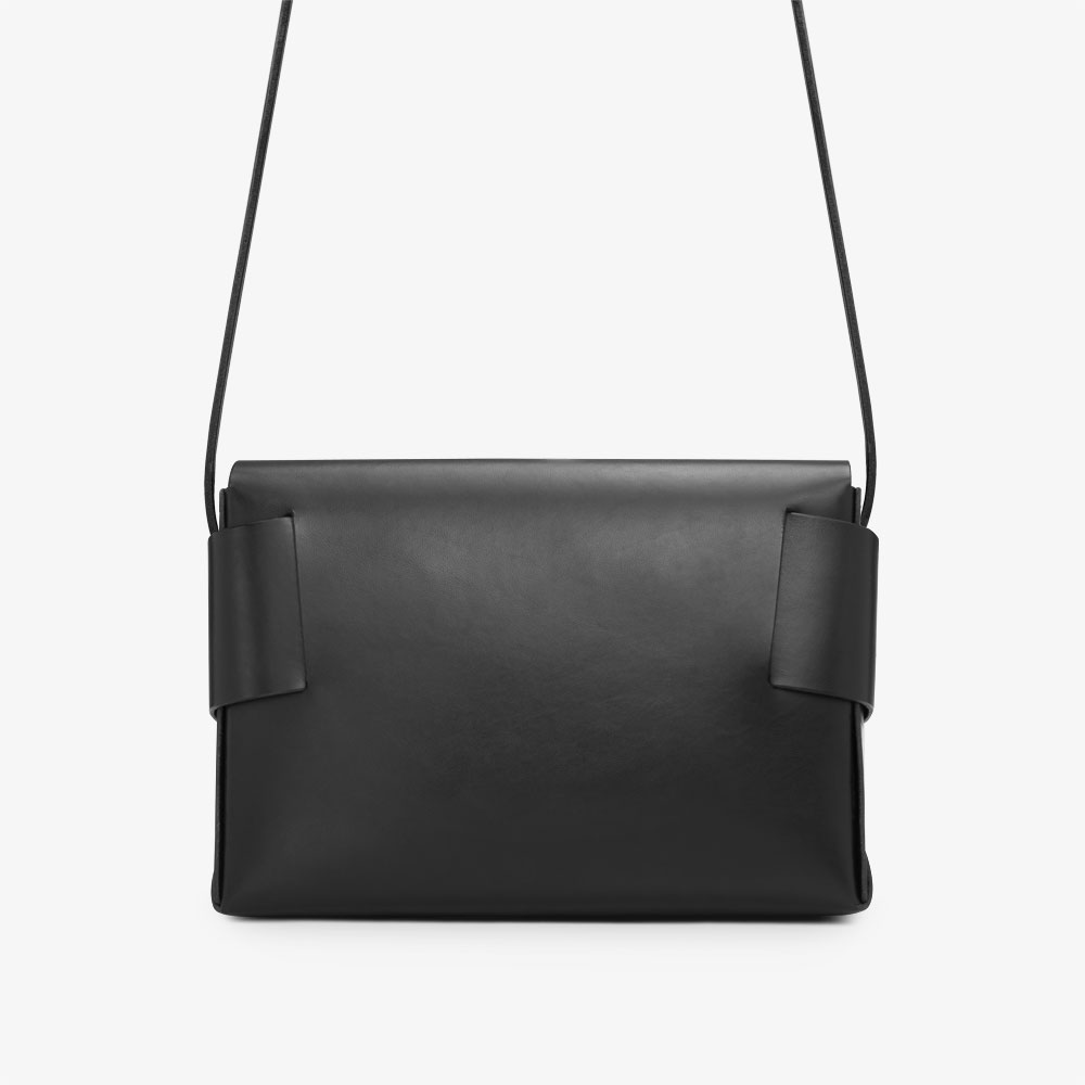 Black leather bag NUA PURE made of vegetable tanned leather by SHAROKINA, variation of the bag UNA PURE, which was awarded with the Staatspreis Manufactum.