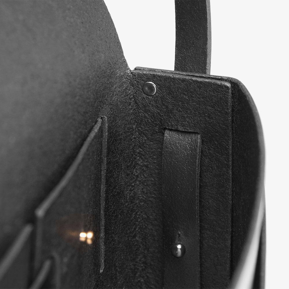 Schwarze Ledertasche NUA PURE aus pflanzlich gegerbtem Leder von SHAROKINA, Abwandlung der mit dem Staatspreis Manufactum ausgezeichneten Tasche UNA PURE. Nachhaltige Taschen von SHAROKINA.