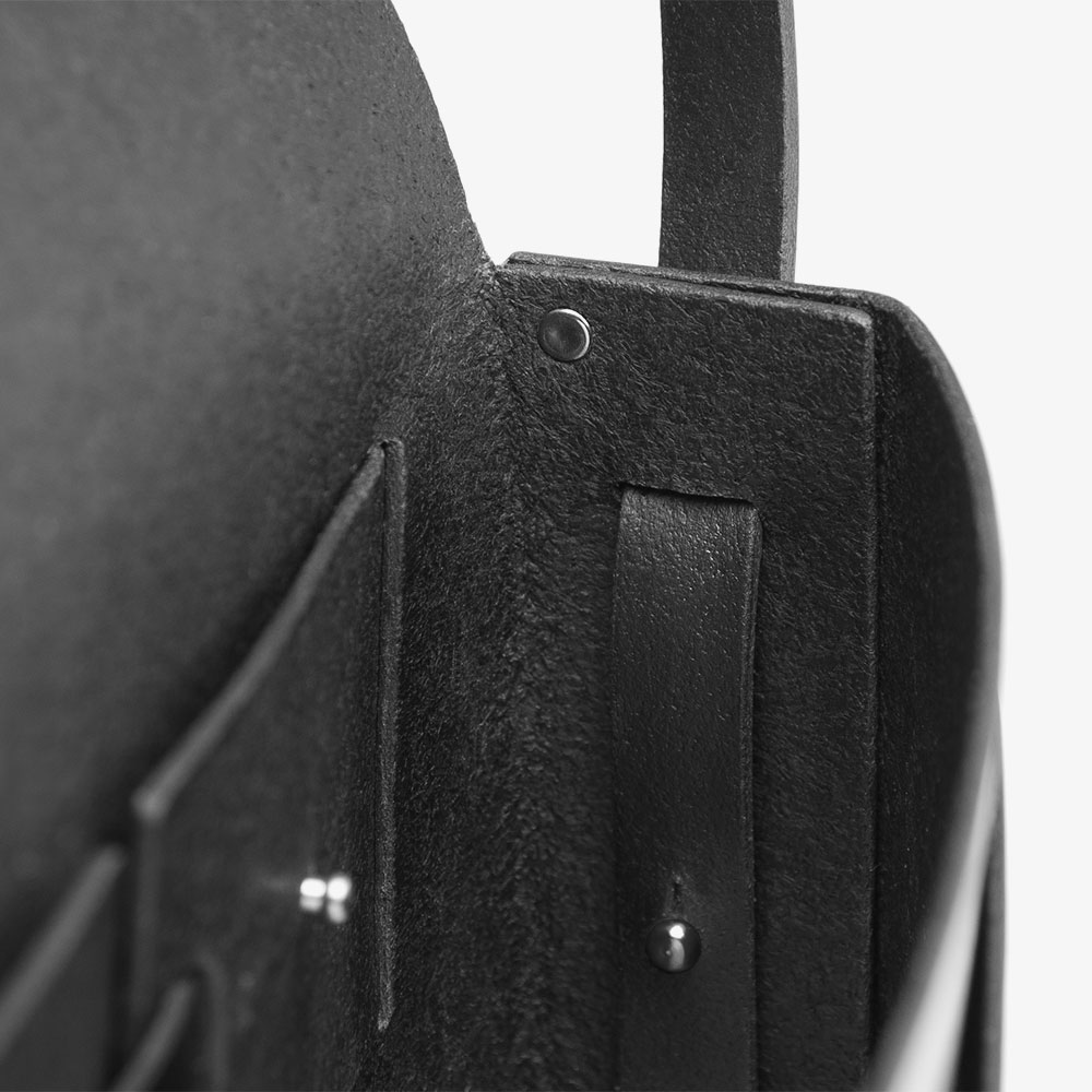 Schwarze Ledertasche NUA PURE aus pflanzlich gegerbtem Leder von SHAROKINA, Abwandlung der mit dem Staatspreis Manufactum ausgezeichneten Tasche UNA PURE