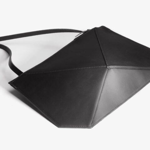Abendtasche aus Leder in Schwarz, extravagante Kristallform, zweifarbiger Metall-Reißverschluss. SHAROKINA Verta Pure.