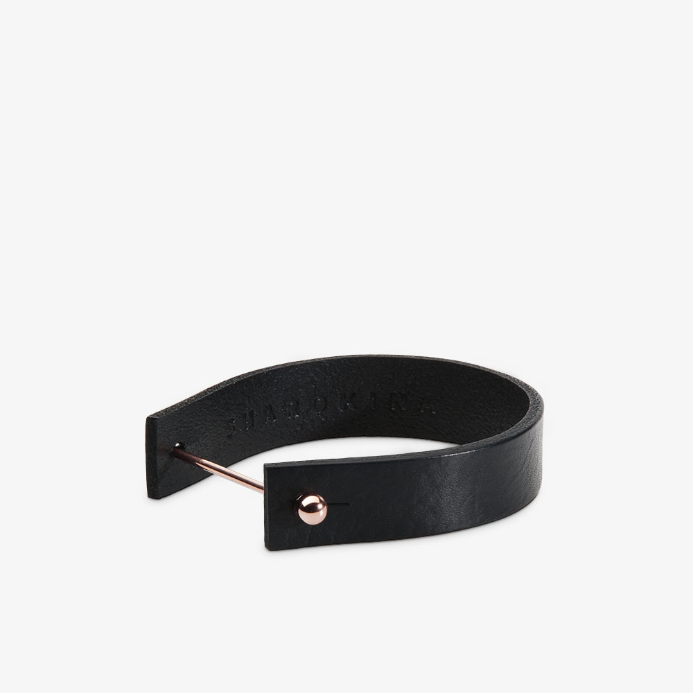 Vegetable-tanned leather bracelet in black and rosegold. Piercingsbracelet. SHAROKINA Intra Pure