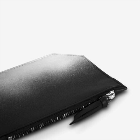Etui aus Leder in Schwarz und Silber, Farbverlauf, zweifarbiger Metall-Reißverschluss. SHAROKINA Seta Fade