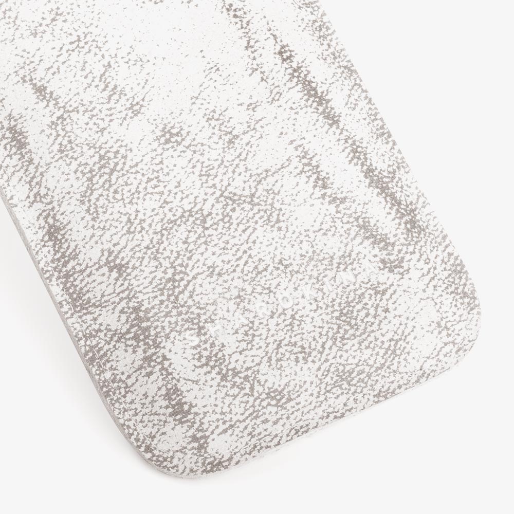 Handyhülle aus Leder in Weiß mit grauem Siebdruck in Marmor-Optik. SHAROKINA Cava Trace