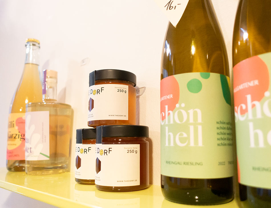 Wein und Likör von Mission Genuss und Honig von The Dorf im Winter Concept Store bei related by objects in Düsseldorf